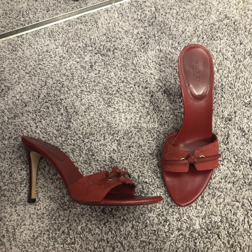 Vintage Gucci heeled slides with logo in red